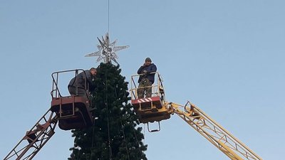 На центральній площі Кропивницького почали прикрашати ялинку