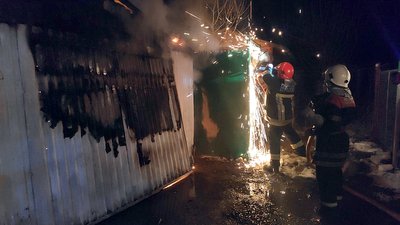Гараж з двома автомобілями горів в Ужгороді. Вогонь перекинувся на сусідній гараж