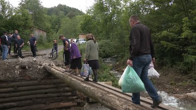 Власними силами: у присілку Космача відновили один із двох пошкоджених мостів