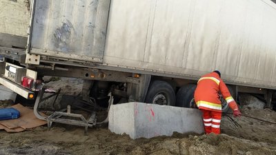 Рятувальники Житомирщини 8 годин діставали з озера вантажівку Рятувальники Житомирщини 8 годин діставали з озера вантажівку