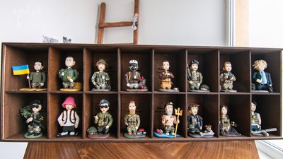 Від "Олімпу" до "Воїнів світла". Як митець з Франківська створює мініатюри з глини Від "Олімпу" до "Воїнів світла". Як митець з Франківська створює мініатюри з глини