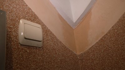 Мокрі стелі та перебої зі світлом. У франківській багатоповерхівці третій рік протікає дах Мокрі стелі та перебої зі світлом. У франківській багатоповерхівці третій рік протікає дах