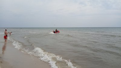 На Херсонщині тривають пошуки чоловіка, який зник в морі поблизу Джарилгача