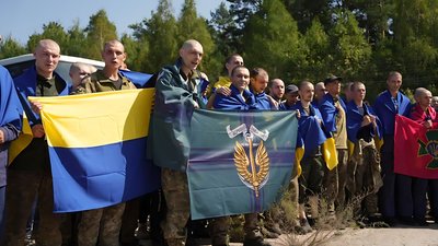 Морські піхотинці із прапорами своєї бригади, повернулися додому в результаті обміну з Росією. Україна 24 серпня провела обмін військовополоненими з російською стороною за сприяння ОАЕ. Додому повернулися 115 українських військових Морські піхотинці із прапорами своєї бригади, повернулися додому в результаті обміну з Росією. Україна 24 серпня провела обмін військовополоненими з російською стороною за сприяння ОАЕ. Додому повернулися 115 українських військових