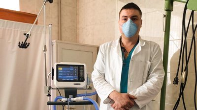 Лікар з Кропивницького показав, як працюють апарати штучної вентиляції легень