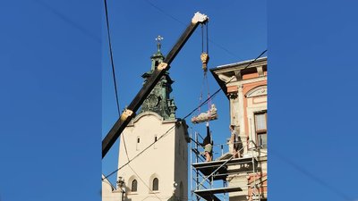 У Львові відреставрують скульптури зі старовинної кам'яниці на площі Ринок