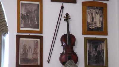 На стінах етнографічного музею у Фитькові на Франківщині висять приблизно пів сотні ікон та кілька тисяч чорно-білих світлин і листівок