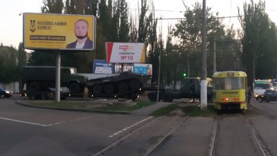 В Одесі вантажівка з військовою технікою заблокувала рух трамваїв