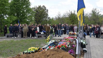 У Петровому на Кіровоградщині попрощалися з захисником Олександром Смірновим У Петровому на Кіровоградщині попрощалися з захисником Олександром Смірновим