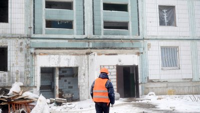 "Суспільство вимагає підзвітності": в місті на Черкащині відновлюють уражений ракетою будинок
