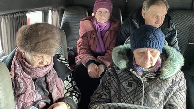 "Терпець урвався, залишаємо все як є". Волонтери евакуювали 13-х жителів Часового Яру "Терпець урвався, залишаємо все як є". Волонтери евакуювали 13-х жителів Часового Яру