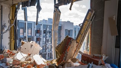 пошкоджена через ракетний удар квартира