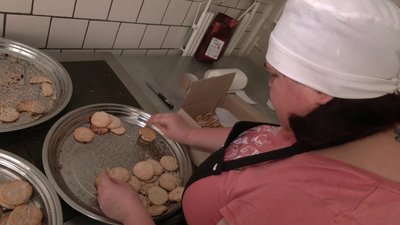 "Ми нагодуємо чиїхось чоловіків, хтось — наших". Волонтерки на Рівненщині готують для українських військових "Ми нагодуємо чиїхось чоловіків, хтось — наших". Волонтерки на Рівненщині готують для українських військових
