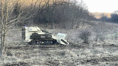 Піротехніки Полтавщини навчаються працювати із машиною для розмінування: що це таке