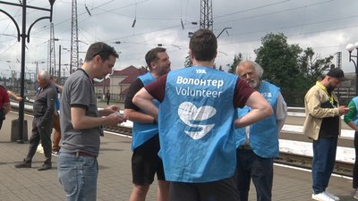 Волонтери на Львівському вокзалі Волонтери на Львівському вокзалі