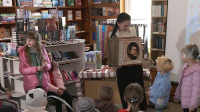 У рівненській книгарні дітей-переселенців знайомили з письменницею Оленою Медведєвою У рівненській книгарні дітей-переселенців знайомили з письменницею Оленою Медведєвою
