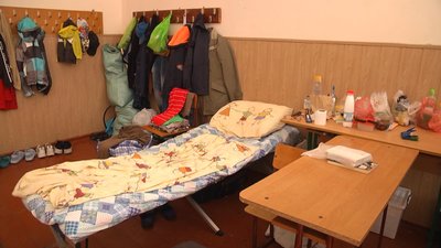 На Хмельниччині переселенців, які зараз мешкають у школах, планують переселити. Яке житло пропонують
