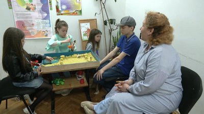 Війна досі перед очима: як у Рівному багатодітна сім'я з Харкова відвідує психолога