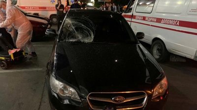 В Одесі на парковці торговельного центру автомобіль наїхав на трьох пішоходів