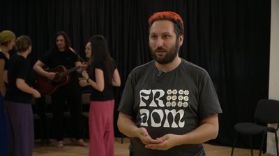 “Ми грали після вибуху на Перемозі”. Як плейбек-театр у Дніпрі народжує ідентичність “Ми грали після вибуху на Перемозі”. Як плейбек-театр у Дніпрі народжує ідентичність