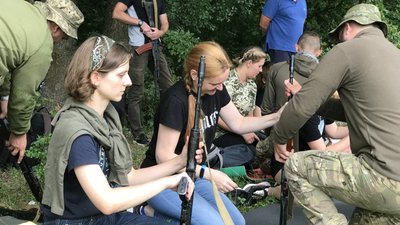 "Такі знання рятують життя": жителів Полтавщини навчають стрілецькій справі "Такі знання рятують життя": жителів Полтавщини навчають стрілецькій справі