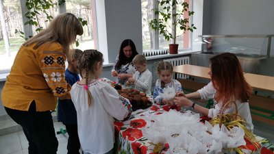 Паски за старовинним рецептом для військових та переселенців готували у громаді на Полтавщині Паски за старовинним рецептом для військових та переселенців готували у громаді на Полтавщині