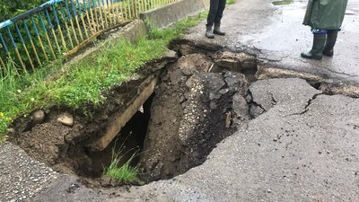 На Прикарпатті поліція перекрила дорогу через пошкоджений міст На Прикарпатті поліція перекрила дорогу через пошкоджений міст