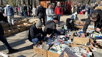 У хмельницькому сквері Івана Франка щонеділі функціонує "блошиний" ринок