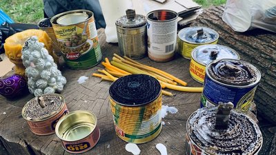 У Чернівцях волонтерка виготовляє окопні свічки для ЗСУ. Вона передала для української армії приблизно 700 свічок