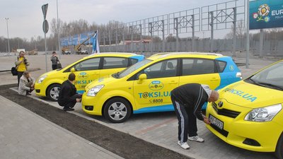 Кабмін дозволив таксі їздити смугами громадського транспорту