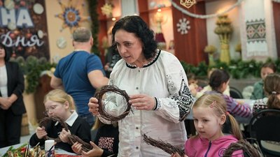 У Луцьку запрацювала "Різдвяна майстерня": перший майстерклас відвідали 25 внутрішньопереміщених дітей У Луцьку запрацювала "Різдвяна майстерня": перший майстерклас відвідали 25 внутрішньопереміщених дітей