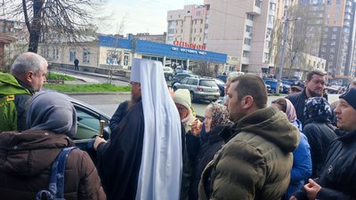 Блокують обрання запобіжного заходу: у Черкасах мітингують віряни московського патріархату Блокують обрання запобіжного заходу: у Черкасах мітингують віряни московського патріархату