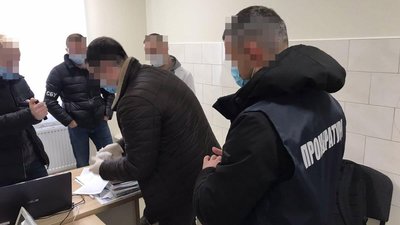 Мав 500 тис. грн в місяць: лікаря з Рівненщини затримали за підробку COVID-сертифікатів