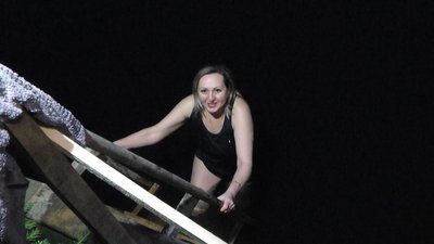 Пірнають у Південний Буг: у Хмельницькому відзначають Водохреще Пірнають у Південний Буг: у Хмельницькому відзначають Водохреще