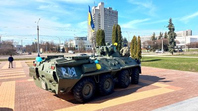 БТР у весільному кортежі. У Сумах одружилися військовий та волонтерка БТР у весільному кортежі. У Сумах одружилися військовий та волонтерка