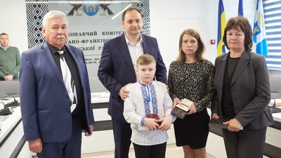 У Франківську родичам полеглих у війні бійців вручили відзнаки У Франківську родичам полеглих у війні бійців вручили відзнаки