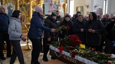 В Конотопі на Сумщині провели в останню путь старшого солдата Андрія Мікулінцева В Конотопі на Сумщині провели в останню путь старшого солдата Андрія Мікулінцева