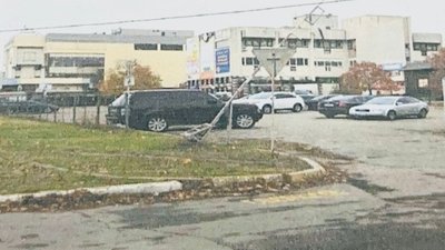 Самочинно облаштована автостоянка на проспекті Червоної Калини у Києві