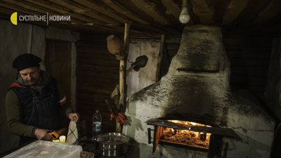 Польський пекар випікає хліб в Бучі Польський пекар випікає хліб в Бучі