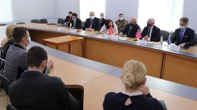 Посли Швеції, Данії, Норвегії в Україні відвідали адмінмежу Херсонщини з окупованим Кримом Посли Швеції, Данії, Норвегії в Україні відвідали адмінмежу Херсонщини з окупованим Кримом