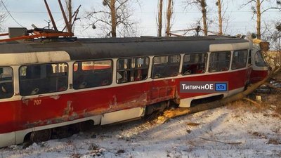 Трамвай зніс два дерева та пошкодив стовп Трамвай зніс два дерева та пошкодив стовп