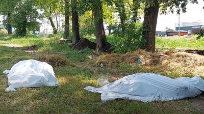 У Харкові відкопали останки двох російських військових