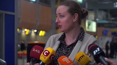 Червона скрипка Страдіварі заграла у Харківському аеропорту Червона скрипка Страдіварі заграла у Харківському аеропорту