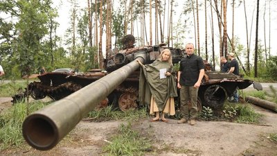 Спадкоємиця мережі готелів "Шератон" пожертвувала свій смарагд аби допомогти жителям Київщини