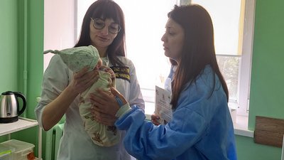 "Народжені у вишиванках". До Дня вишиванки волонтери вручили льолі новонародженим у чотирьох медичних закладах Дніпра "Народжені у вишиванках". До Дня вишиванки волонтери вручили льолі новонародженим у чотирьох медичних закладах Дніпра
