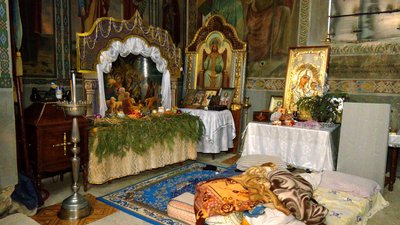 Віряни ПЦУ в середині храму, УПЦ – ззовні. Навколо церкви – спецпризначенці та поліція Віряни ПЦУ в середині храму, УПЦ – ззовні. Навколо церкви – спецпризначенці та поліція