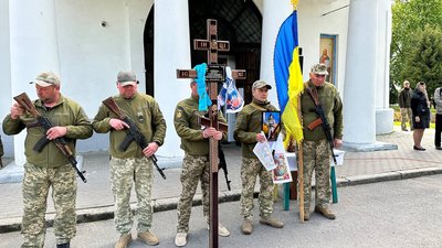 "Був дуже скромний": у Полтаві попрощалися із військовим медиком Артуром Сивцем "Був дуже скромний": у Полтаві попрощалися із військовим медиком Артуром Сивцем