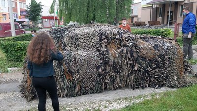 Студенти-історики з Тернополя передали маскувальні сітки на схід Студенти-історики з Тернополя передали маскувальні сітки на схід