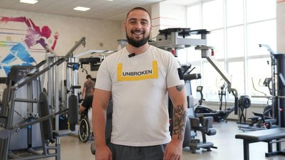 Володимир Пономарчук у центрі Unbroken
