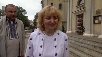 Члени тернопільської організації "Біла тростина" збирають гроші для ЗСУ Члени тернопільської організації "Біла тростина" збирають гроші для ЗСУ
